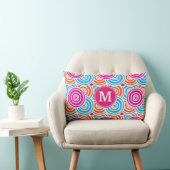 パーソナライズなモノグラムのショッキングピンクのティール(緑がかった色)の円 ランバークッション (椅子)