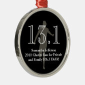 パーソナライズなランナー13.1の半分のマラソンの記念品 メタルオーナメント (右)