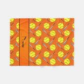 パーソナライズな一流のオレンジソフトボールパターン フリースブランケット (正面(横))