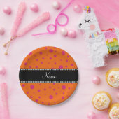 パーソナライズな一流のオレンジピンクの水玉模様 ペーパープレート (パーティー)