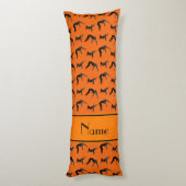 パーソナライズな一流のオレンジレスリングのシルエット ボディピロー (裏面 (縦))