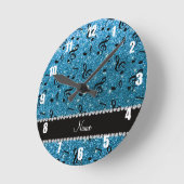 パーソナライズな一流のスカイブルーのグリッター音楽ノート ラウンド壁時計 (傾斜)