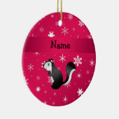 パーソナライズな一流のスカンクのピンクの雪片 セラミックオーナメント (右)
