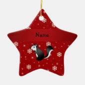 パーソナライズな一流のスカンクの赤の雪片 セラミックオーナメント (正面)