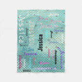 パーソナライズな一流のタイポグラフィのティール(緑がかった色)の人魚のスケール フリースブランケット (正面)