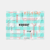 パーソナライズな一流のタイポグラフィのティール(緑がかった色)の珊瑚の格子縞 フリースブランケット (正面(横))