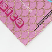 パーソナライズな一流のタイポグラフィのピンクの人魚のスケール フリースブランケット (角)