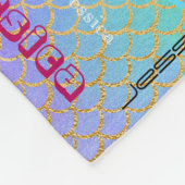 パーソナライズな一流のタイポグラフィの明るい人魚のスケール フリースブランケット (角)