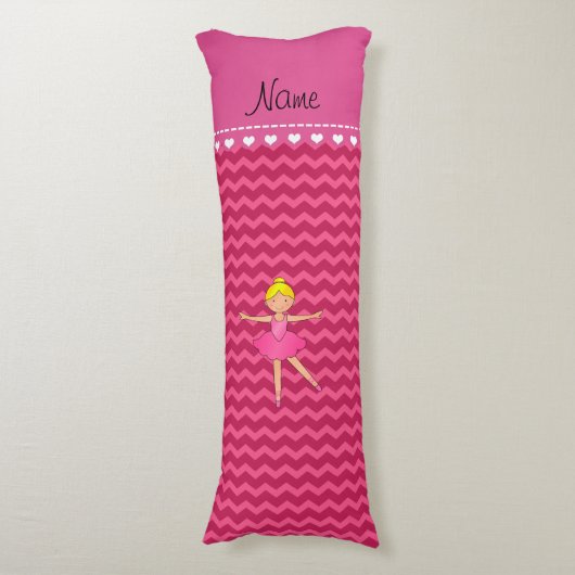 パーソナライズな一流のバレリーナのピンクのシェブロン ボディピロー (正面縦)