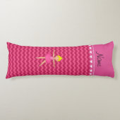 パーソナライズな一流のバレリーナのピンクのシェブロン ボディピロー (正面)