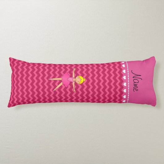 パーソナライズな一流のバレリーナのピンクのシェブロン ボディピロー (正面)