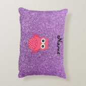 パーソナライズな一流のピンクのフクロウの薄紫のグリッター アクセントクッション (裏面(縦))