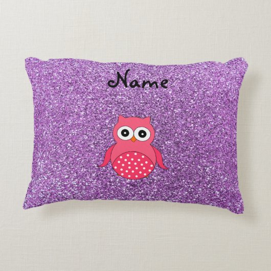 パーソナライズな一流のピンクのフクロウの薄紫のグリッター アクセントクッション (裏面)