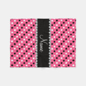 パーソナライズな一流のピンクの白黒の水玉模様 フリースブランケット (正面(横))