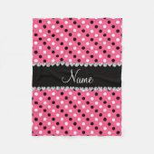 パーソナライズな一流のピンクの白黒の水玉模様 フリースブランケット (正面)