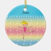 パーソナライズな一流のブロンドの体育専門家の虹のハート セラミックオーナメント (正面)