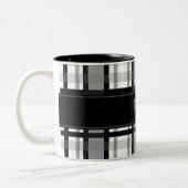 パーソナライズな一流の白黒格子縞 ツートーンマグカップ (左)