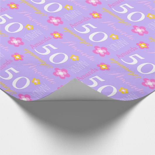 パーソナライズな一流の紫色によっては50の誕生日の覆いが開花します ラッピングペーパー (角)
