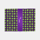 パーソナライズな一流の紫色のテニス・ボールパターン フリースブランケット (正面(横))