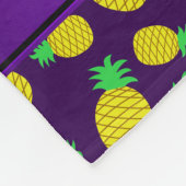 パーソナライズな一流の紫色の黄色いパイナップル フリースブランケット (角)