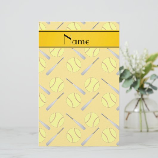 パーソナライズな一流の黄色いソフトボールパターン 便箋 (スタンド正面)