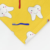 パーソナライズな一流の黄色のブラシおよび歯パターン フリースブランケット (角)