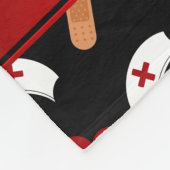 パーソナライズな一流の黒いナースパターン フリースブランケット (角)