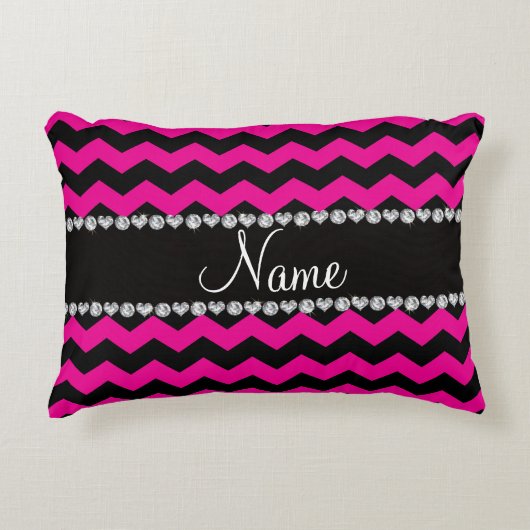 パーソナライズな一流の黒いネオンショッキングピンクのシェブロン アクセントクッション (正面)