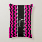 パーソナライズな一流の黒いネオンショッキングピンクのシェブロン アクセントクッション (裏面(縦))