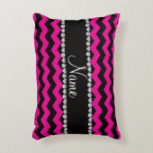 パーソナライズな一流の黒いネオンショッキングピンクのシェブロン アクセントクッション (正面(垂直))