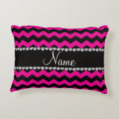パーソナライズな一流の黒いネオンショッキングピンクのシェブロン アクセントクッション (裏面)