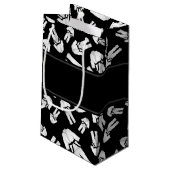 パーソナライズな一流の黒い空手パターン スモールペーパーバッグ (裏面アングル)