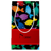 パーソナライズな一流の黒い虹のnarwhals スモールペーパーバッグ (正面)