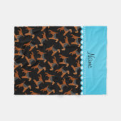 パーソナライズな一流の黒いairedaleテリア犬 フリースブランケット (正面(横))