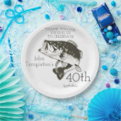 パーソナライズな低音の魚釣りの誕生日の年齢のプレート ペーパープレート (パーティー)