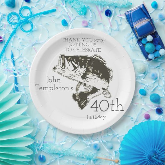 パーソナライズな低音の魚釣りの誕生日の年齢のプレート ペーパープレート (パーティー)