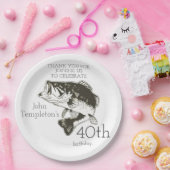 パーソナライズな低音の魚釣りの誕生日の年齢のプレート ペーパープレート (パーティー)