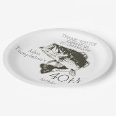 パーソナライズな低音の魚釣りの誕生日の年齢のプレート ペーパープレート (アングル)