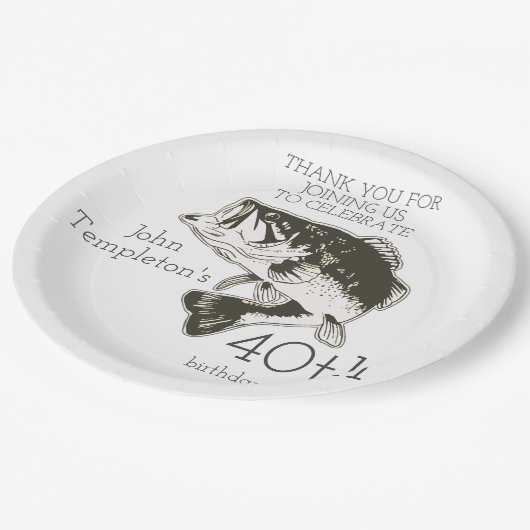 パーソナライズな低音の魚釣りの誕生日の年齢のプレート ペーパープレート (アングル)