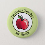 パーソナライズな先生の一流の赤いりんご 缶バッジ<br><div class="desc">このボタンの中心の先生のためのおいしく赤いりんごはここにあります。  あなた自身の詳細および名前の文字を個人化して下さい。  緑のボーダー色は名前入りかもしれません。</div>