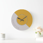 パーソナライズな写実的な熱いマスタードおよび暗灰色 ラージ壁時計 (ホーム)
