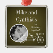 パーソナライズな写真のオーナメントのブラウンの二重バイク メタルオーナメント (正面)