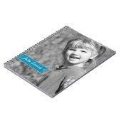 パーソナライズな写真のティール（緑がかった色）の青い旗の名前をカスタムする ノートブック (左側)