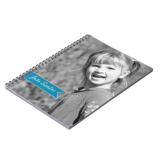 パーソナライズな写真のティール（緑がかった色）の青い旗の名前をカスタムする ノートブック (左側)