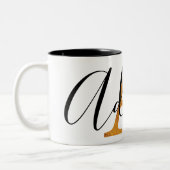 パーソナライズな名前の金ゴールドのモノグラム ツートーンマグカップ (左)
