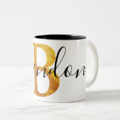 パーソナライズな名前の金ゴールド「B」のモノグラム ツートーンマグカップ (正面右)