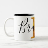 パーソナライズな名前の金ゴールド「B」のモノグラム ツートーンマグカップ (左)