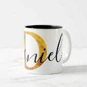パーソナライズな名前の金ゴールド「D」のモノグラム ツートーンマグカップ (正面右)