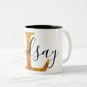 パーソナライズな名前の金ゴールド「L」モノグラム ツートーンマグカップ (正面右)