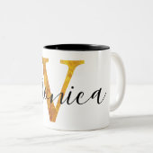 パーソナライズな名前の金ゴールド「V」のモノグラム ツートーンマグカップ (正面右)